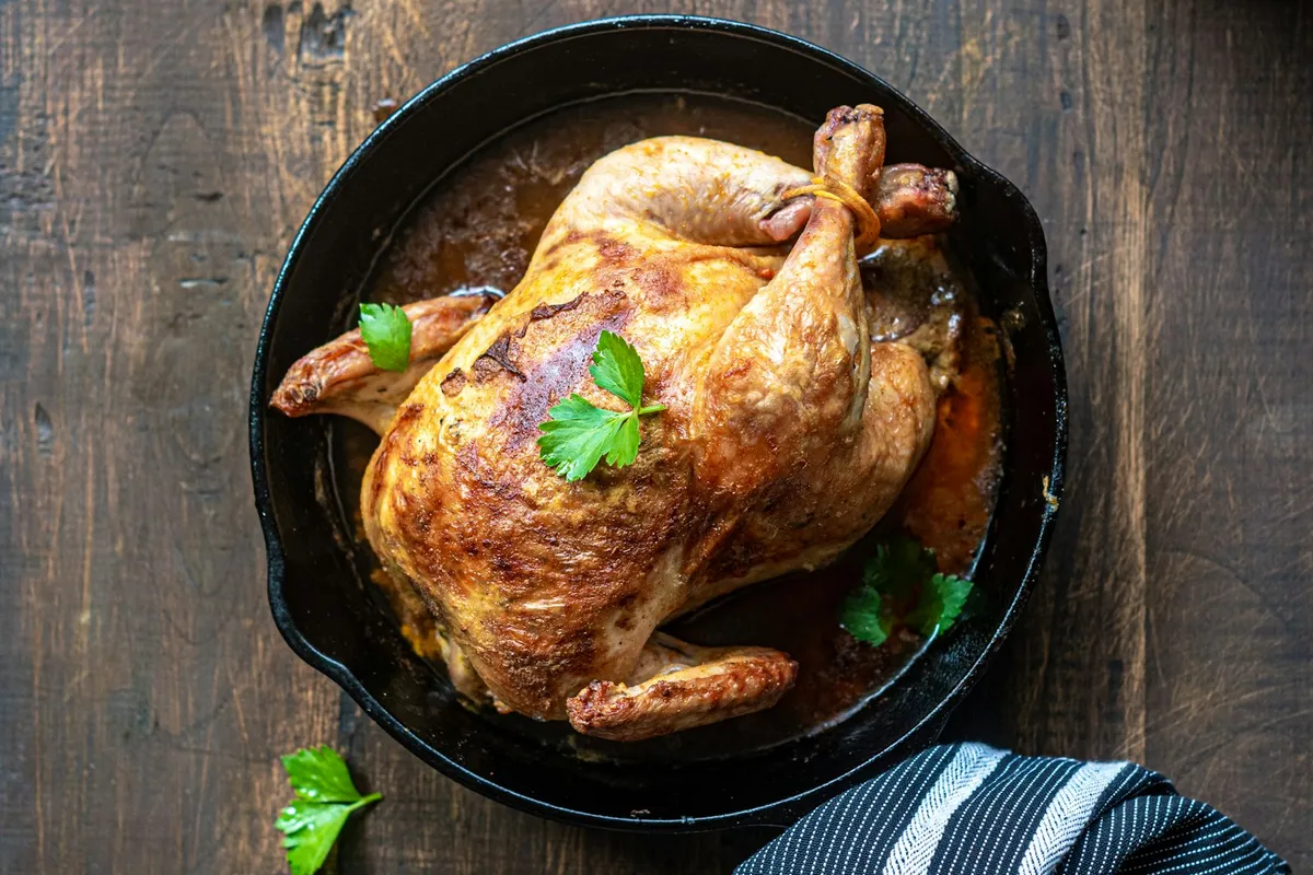 Frango assado dourado em travessa, ilustração de categoria de forno, não é packshot da BFR2100P