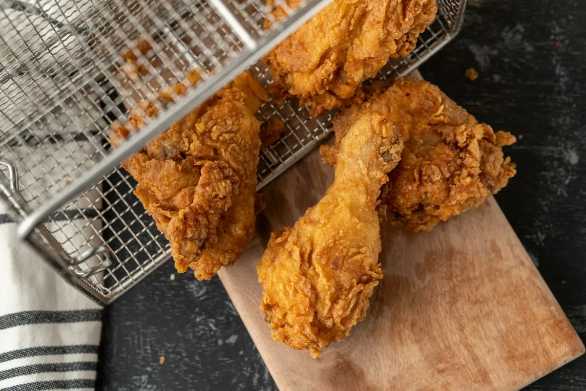 Tiras de frango empanado douradas em cesta de metal, ilustração da categoria, não é packshot da EAF40