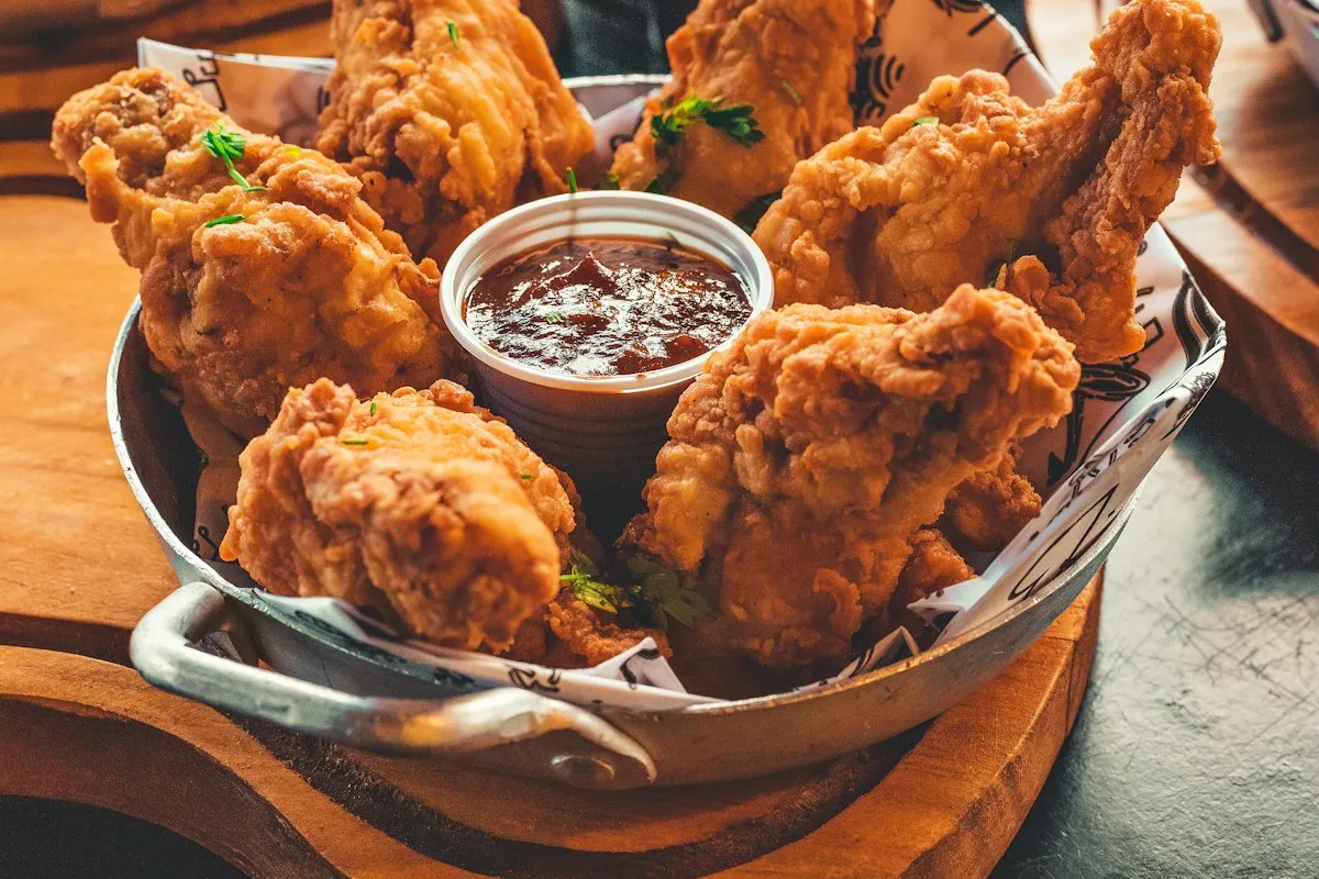Frango frito dourado em cesta de metal, ilustração da categoria, não é packshot da AFN-50