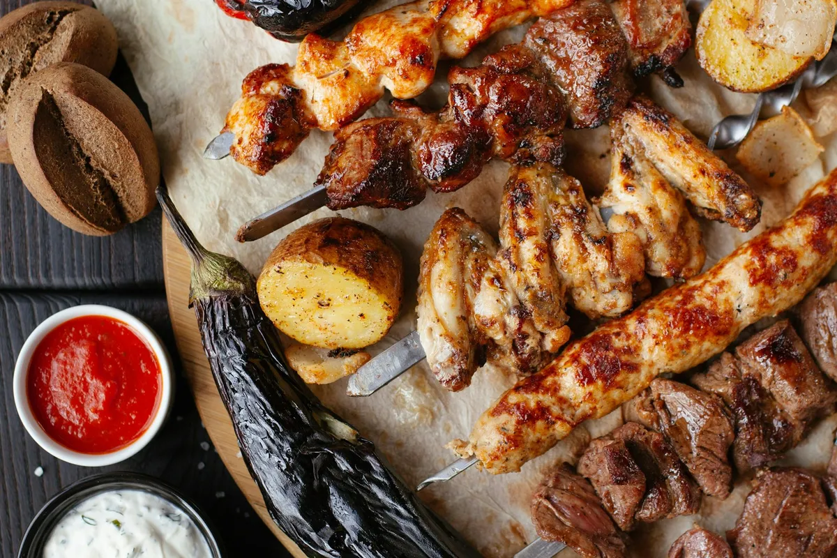 Carne grelhada com vegetais em prato, ilustração de categoria de forno, não é packshot da PFR2200P