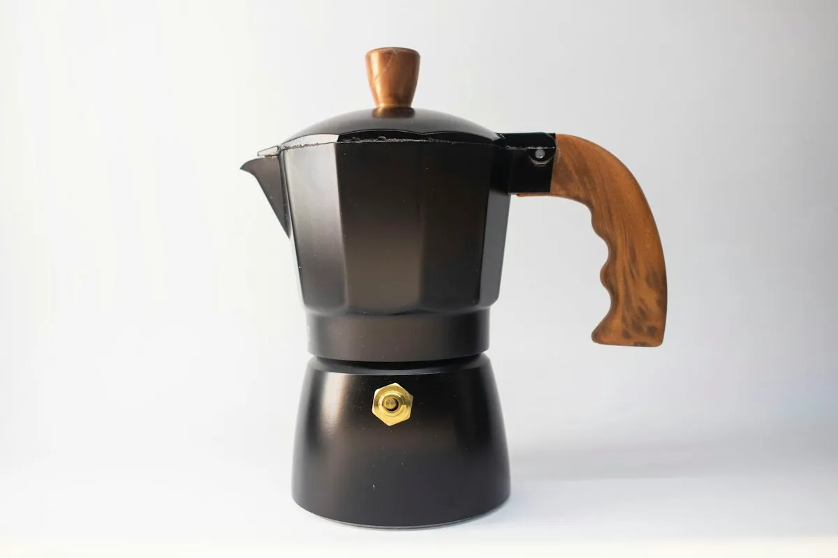 Jarra de cafeteira elétrica com café fresco em mesa de cozinha, foto ilustrativa de cafeteiras de filtro