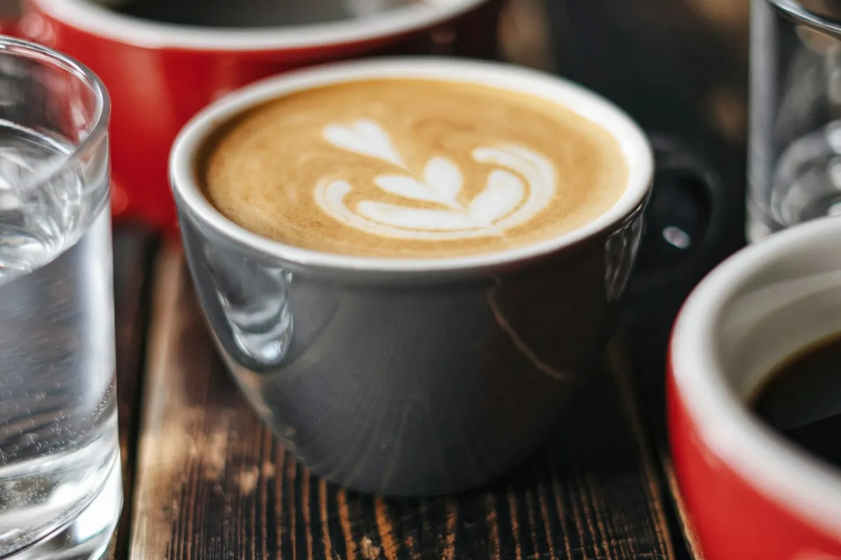 Xícara de cerâmica com café espresso fresco e crema densa, ilustrando o resultado da cafeteira