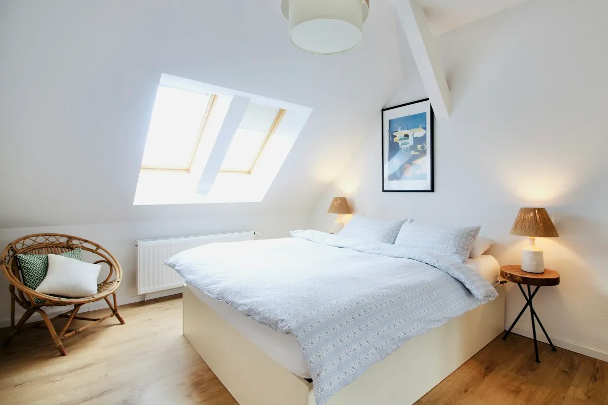 Cama de casal com lençóis brancos e luz da janela, ilustração de categoria de colchões, não é packshot do Emma Hybrid