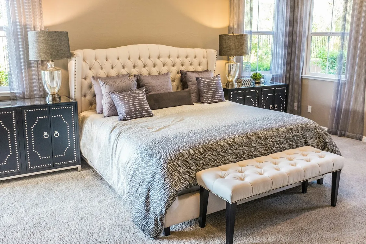 Quarto claro com cama de casal feita e luz da janela, ilustração de categoria de colchões, não é packshot do Luuna Adapt