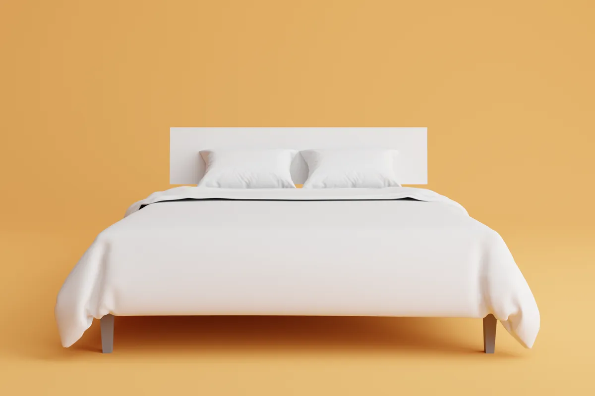 Cama de casal com roupa de cama branca e iluminação natural em quarto moderno