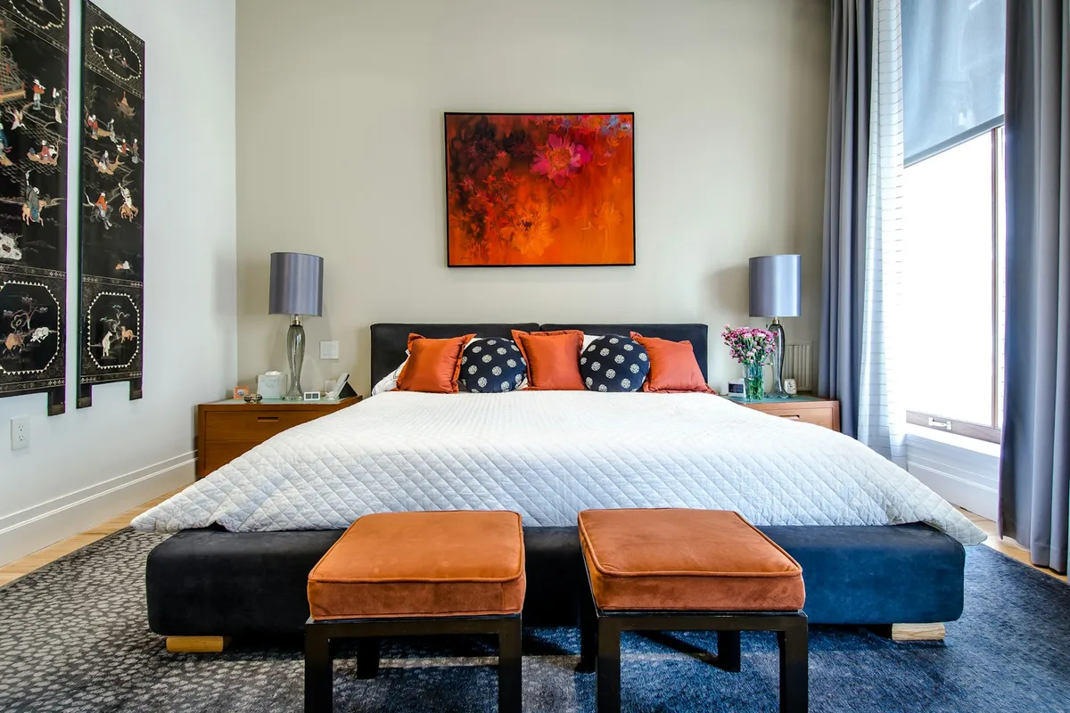 Quarto com cama de casal e cabeceira clara, ilustração de categoria de colchões, não é packshot do Airtech Spring Pocket