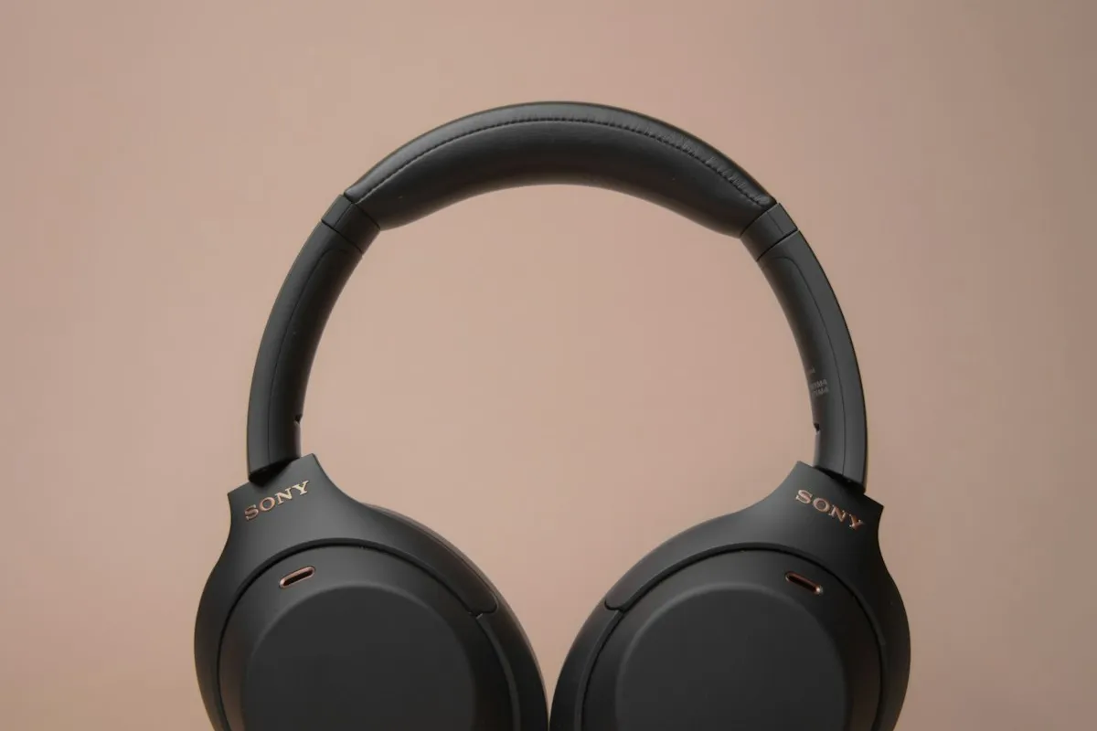 Headphone preto sobre mesa de madeira, ilustração de categoria de fones, não é packshot do Tune 510BT