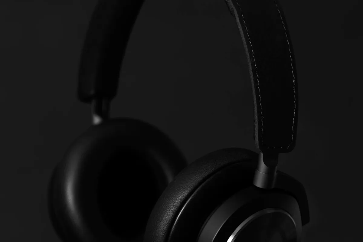 Headphone sem fio moderno apoiado em bancada escura, foto ilustrativa da categoria fones over e on ear