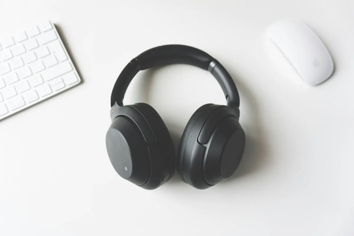 Pessoa de perfil com headphone sobre as orelhas em ambiente interno, ilustração da categoria, não é packshot do Tune 530BT