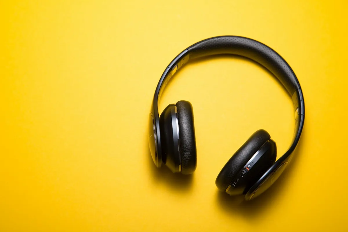 Headphone moderno com conchas acolchoadas repousando sobre mesa de madeira, ilustrando a categoria de fones de ouvido