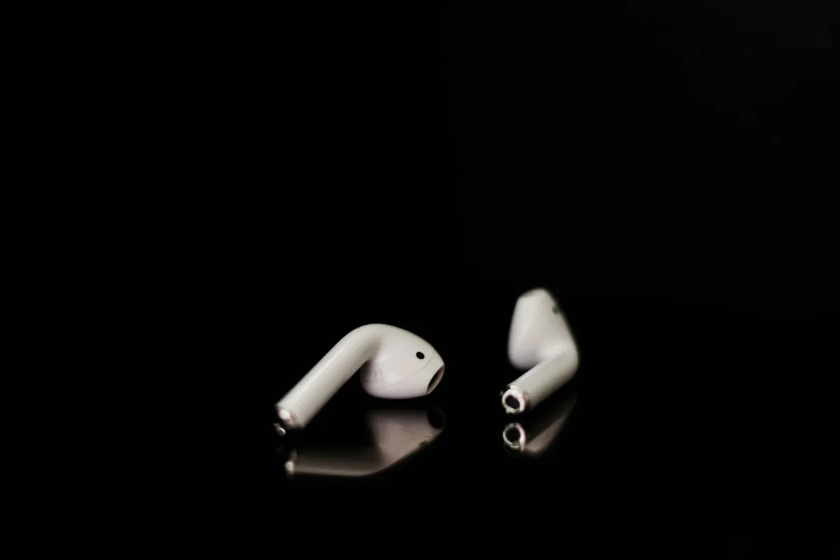 Par de fones de ouvido sem fio intra-auriculares brancos sobre fundo escuro, ilustrando a categoria de fones TWS