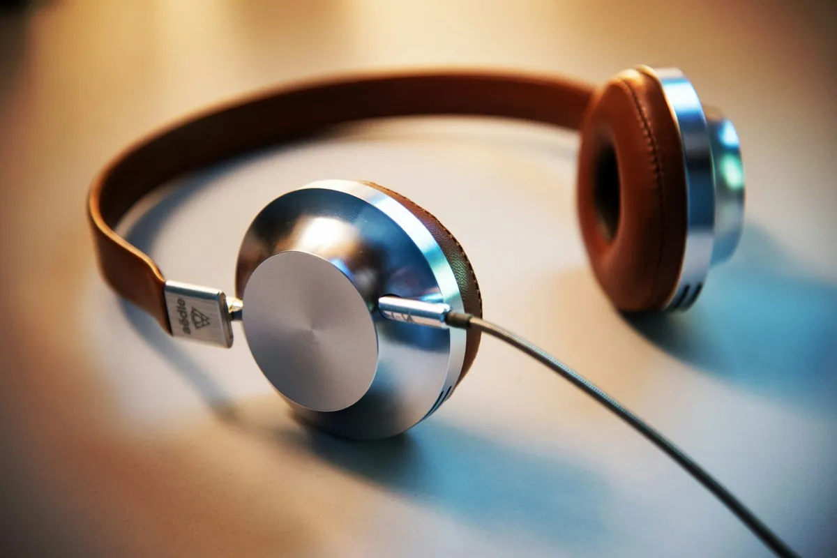 Fone intra-auricular preto sobre fundo neutro, ilustração de TWS com haste