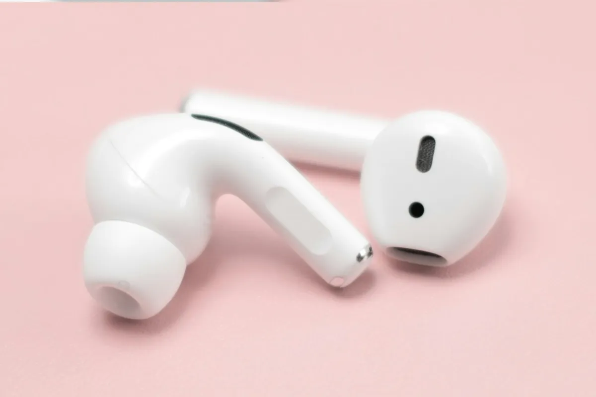 Fones de ouvido intra-auriculares sem fio sobre fundo contrastante, ilustrando a categoria TWS