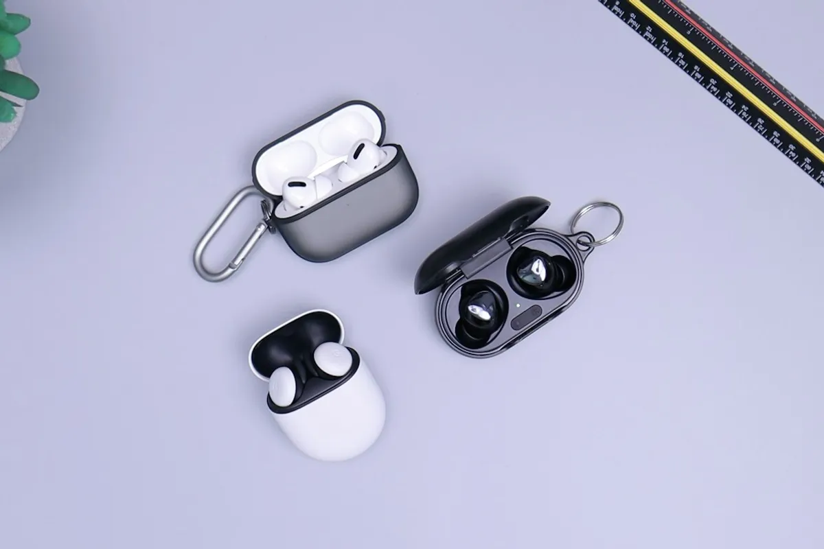 Fones de ouvido sem fio intra-auriculares pretos em fundo minimalista, ilustrando equipamento de áudio pessoal