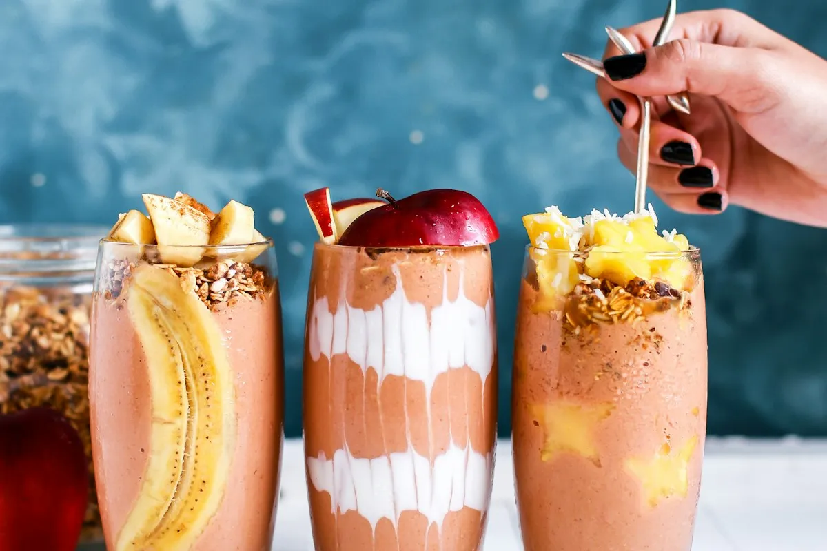 Tigela de smoothie com frutas vermelhas sobre mesa, ilustração da categoria, não é packshot do L-99 FB