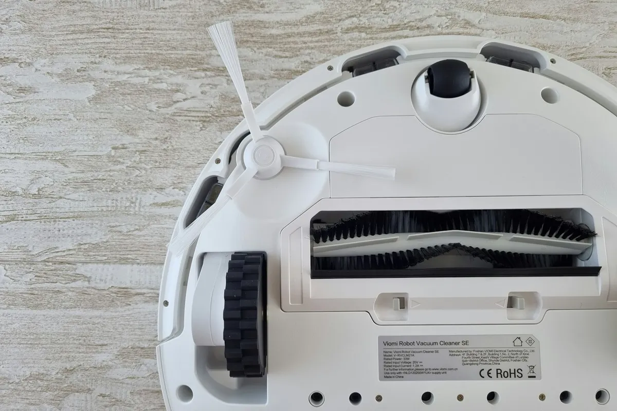 Robô aspirador circular branco em piso de madeira, ilustração da categoria, não é packshot do Xiaomi S20