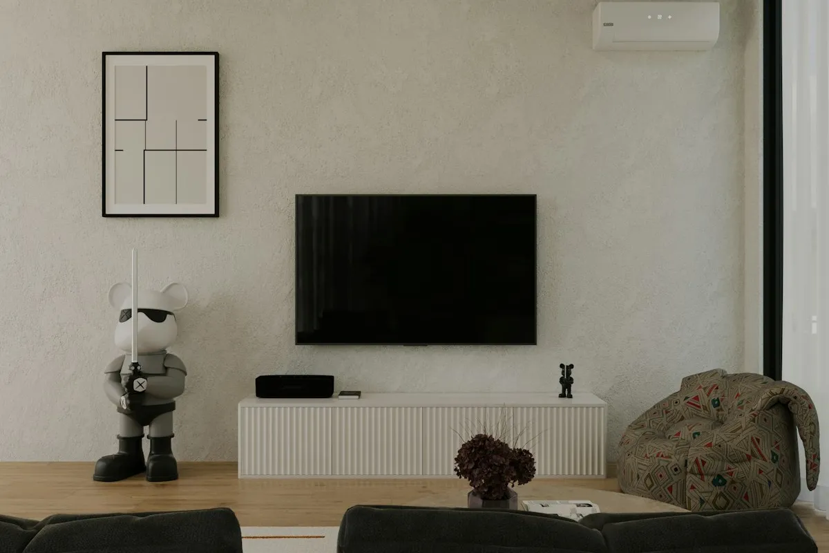 Televisão de tela plana instalada em sala de estar contemporânea com sofás e iluminação suave