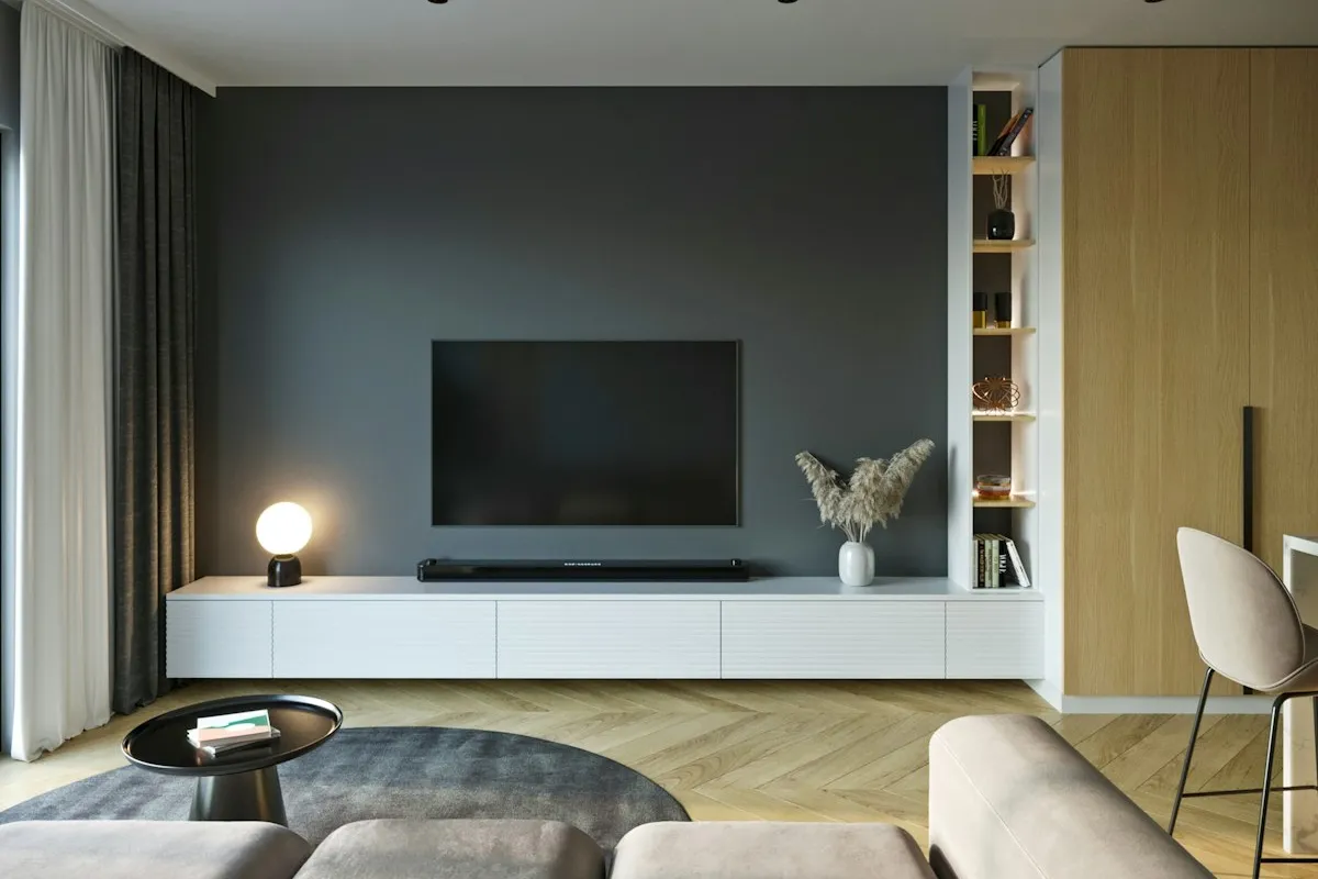 Televisor de tela plana em ambiente residencial iluminado sobre rack, ilustrando categoria de smart TV de entrada