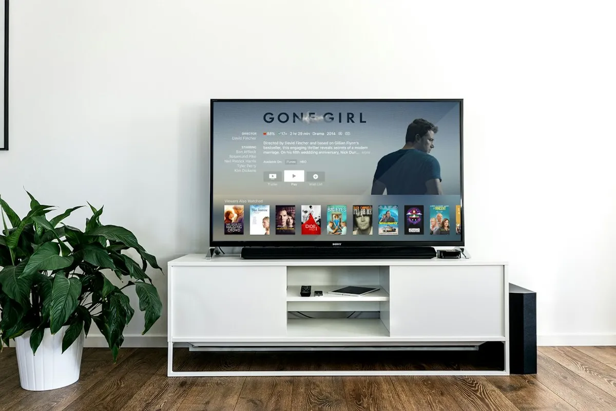 Sala com televisão ligada ao fundo, ilustração de smart TV 4K, não é packshot da U8600F