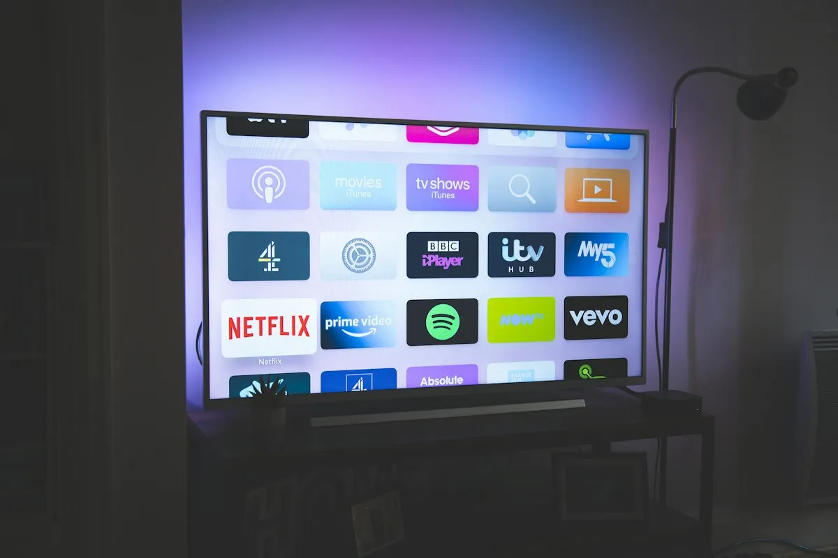 Sala com televisão ligada sobre rack de madeira, ilustração de categoria, não é packshot da 32S5K