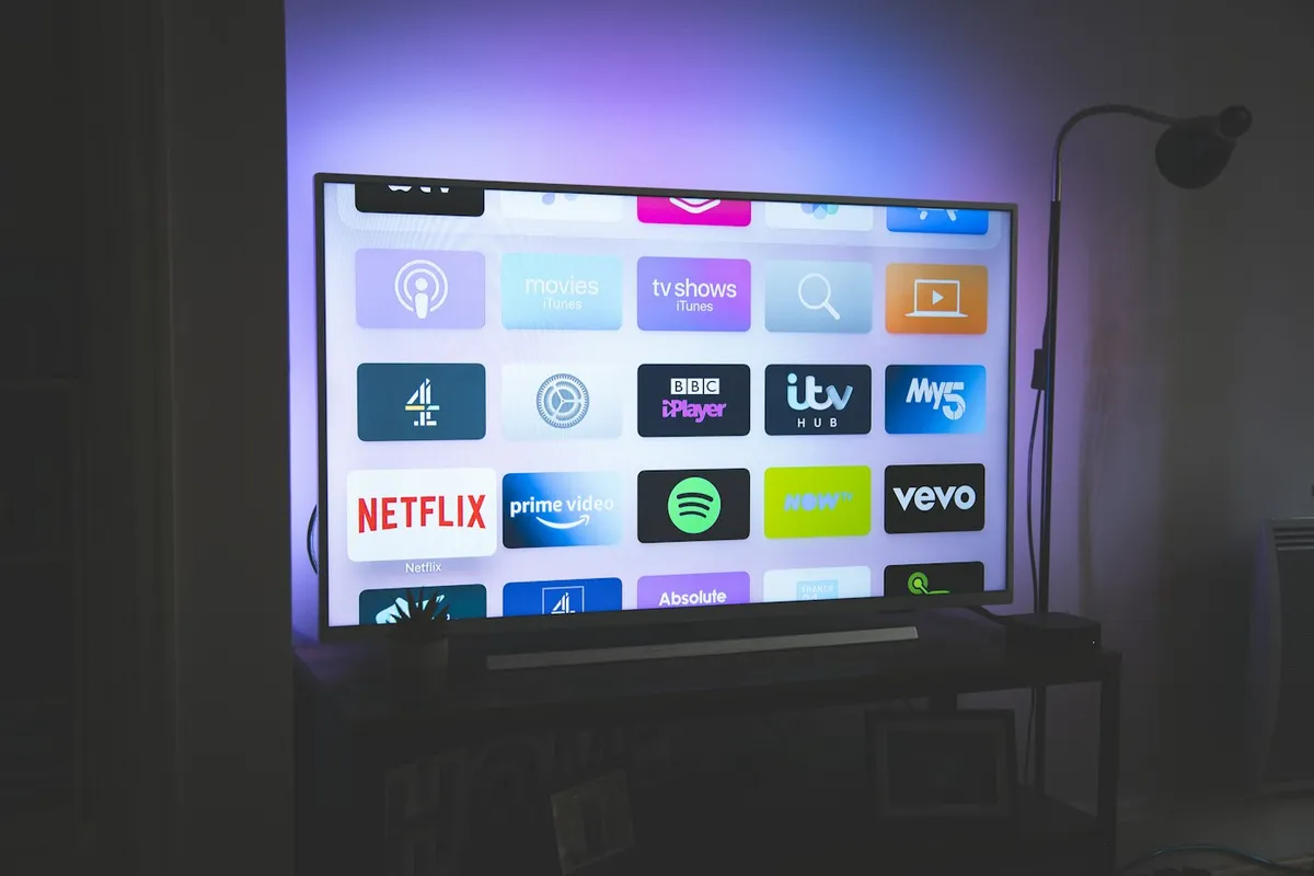 Sala com televisor ligado sobre rack de madeira, ilustração da categoria, não é packshot da 43S5K